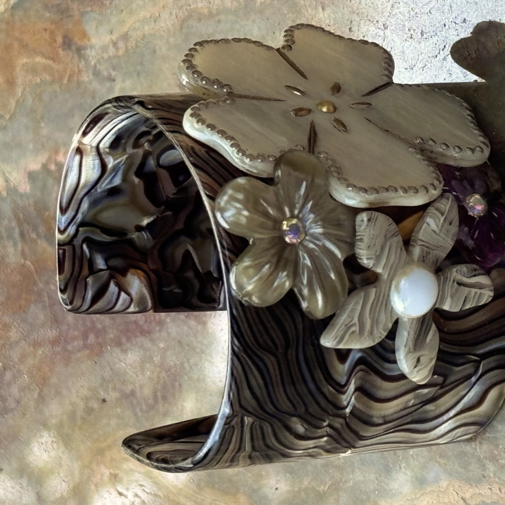 Vintage Bakelite like stunning flower and mother of pearl cuff bracelet - Picture 6 of 11